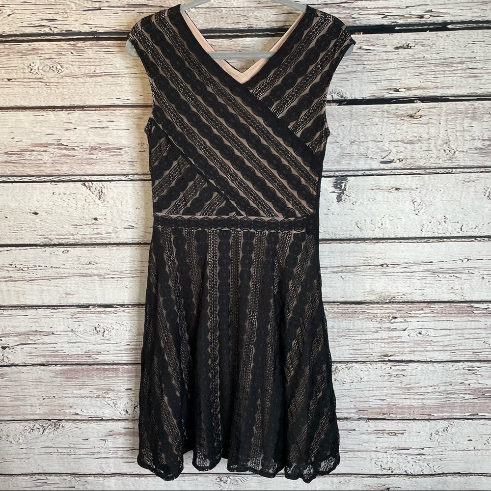 Signature Harper‎ Dress Size 4 A-Line Black Lacy Overlay Beige Lining V-Neck